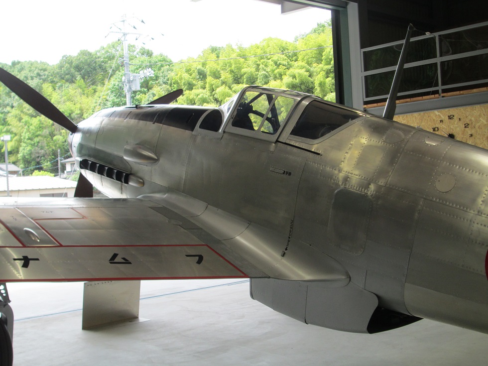 詳細不明 日本軍 航空機 戦闘機 シート 操縦席 座席 パイロット 実物 可動 9/22新>軍用機 「飛燕甲Ⅰ型キ61-1」実機取材 その2 | クルマ
