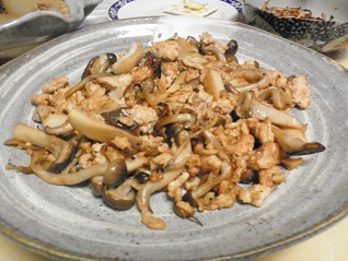鶏そぼろとキノコの炒め物