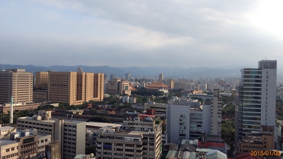 2015-01-03 ホテル屋上庭園より　台北市内