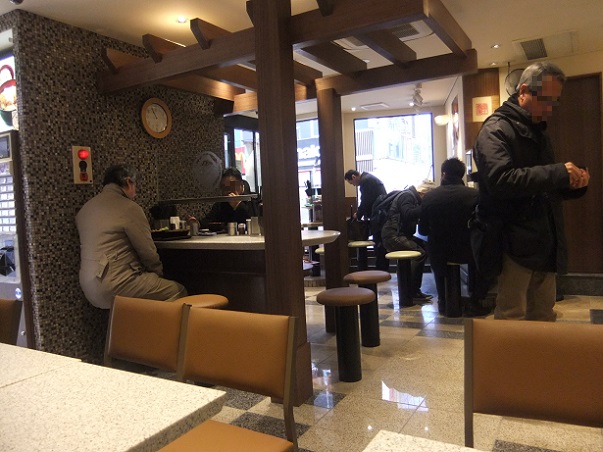 千住２丁目・富士そばの店内