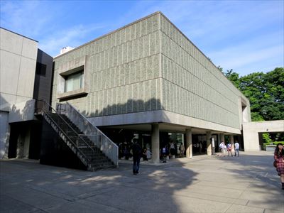 昼間の国立西洋美術館