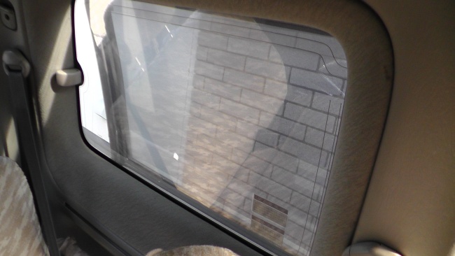 サードシート窓にあるダイバーシティ用アンテナ