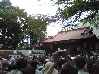 戸塚八坂神社お札まき３・2012