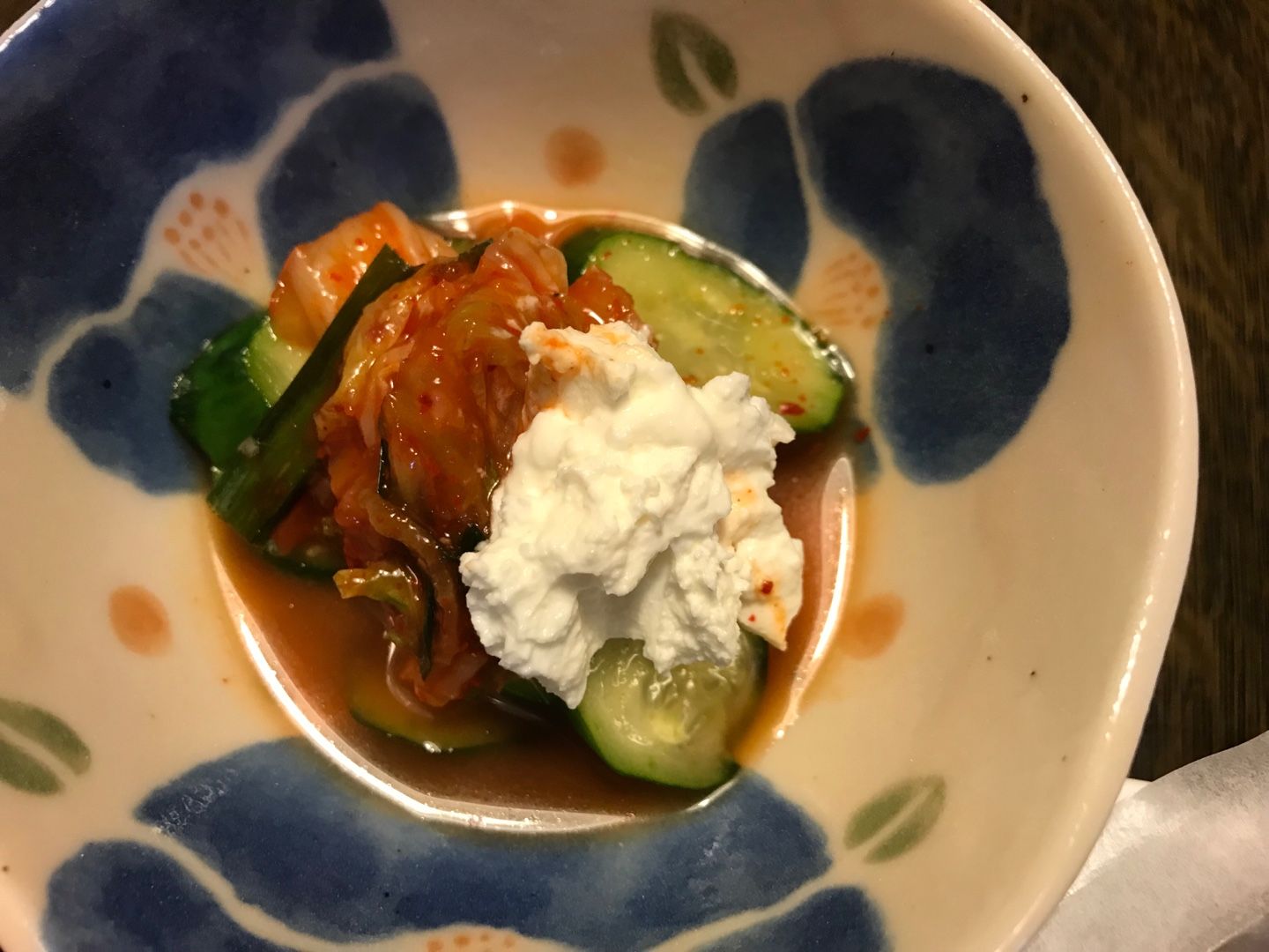 夕食は 紙包み焼きハンバーグ 茄子 おくらに温泉卵のせ カリカリ油揚げ トマト 水菜 胡瓜 キムチ カッテージチーズ もやしの味噌汁 ゴールドキウイ Music Land 私の庭の花たち 楽天ブログ