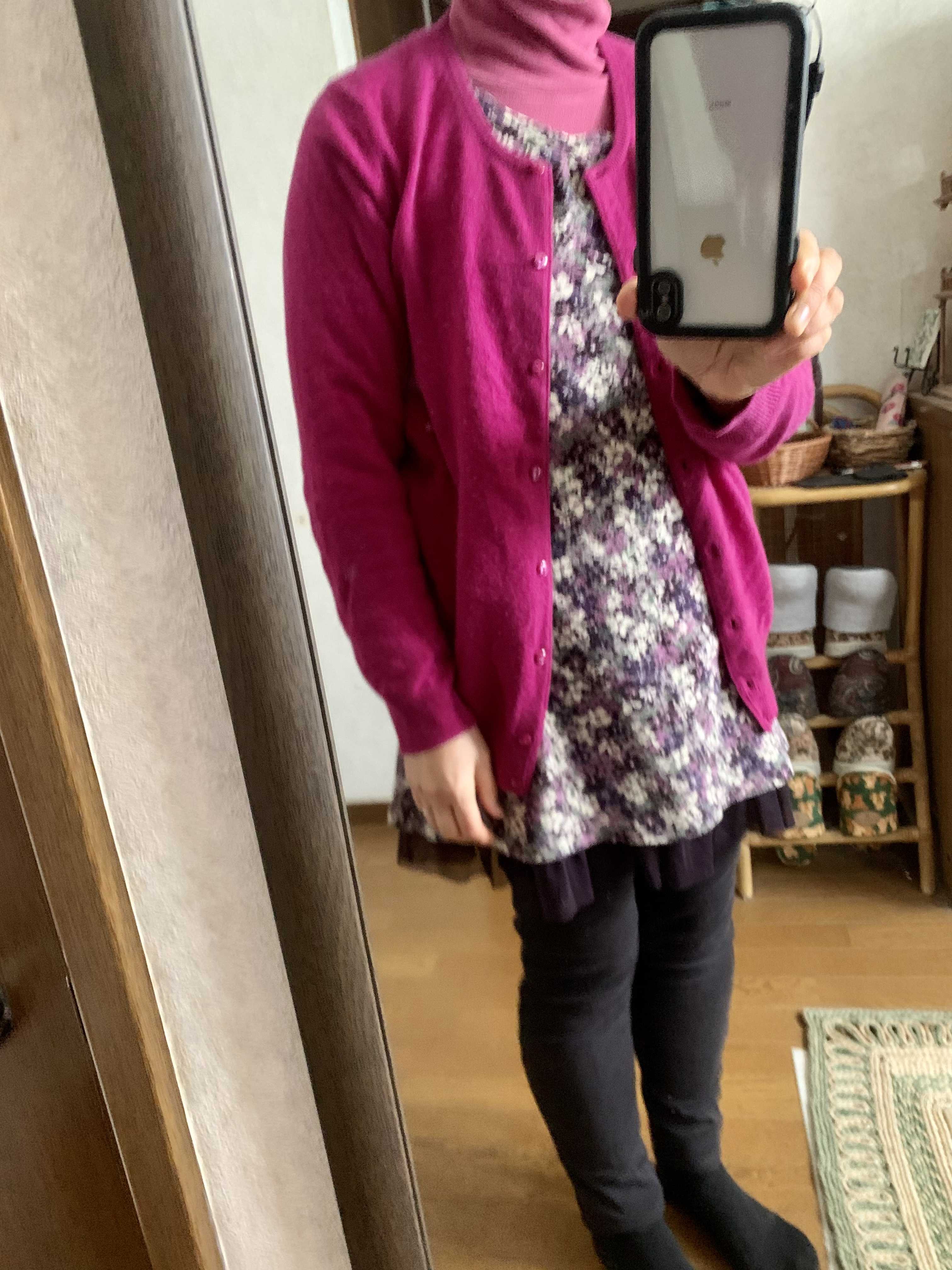 ピンクのタートル 紫 薄紫 白の小花柄チュニック マゼンタのカーディガン 黒パンツ 黒靴下 紺ブーツ 茶のダウンコート 卓球には 青 ピンク 紫 の卓球ウェア 黒 青のジャージ上下 黒靴下 紺ブーツ 茶のダウンコート Music Land 私の庭の花たち