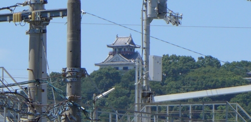 01駅から見えてる天守閣