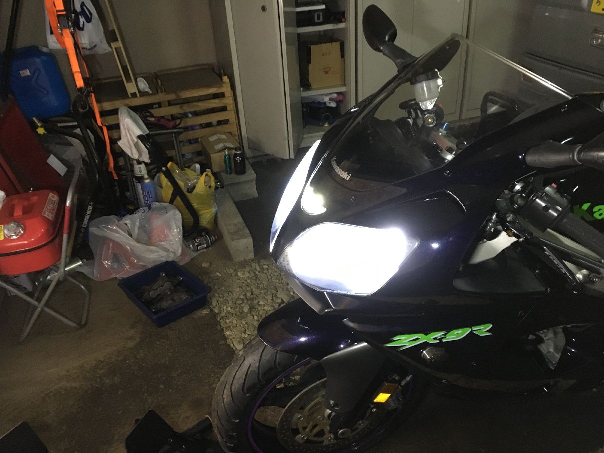 納車早々、外装全バラシでZX-9Rちゃんは寒いよーと言っています