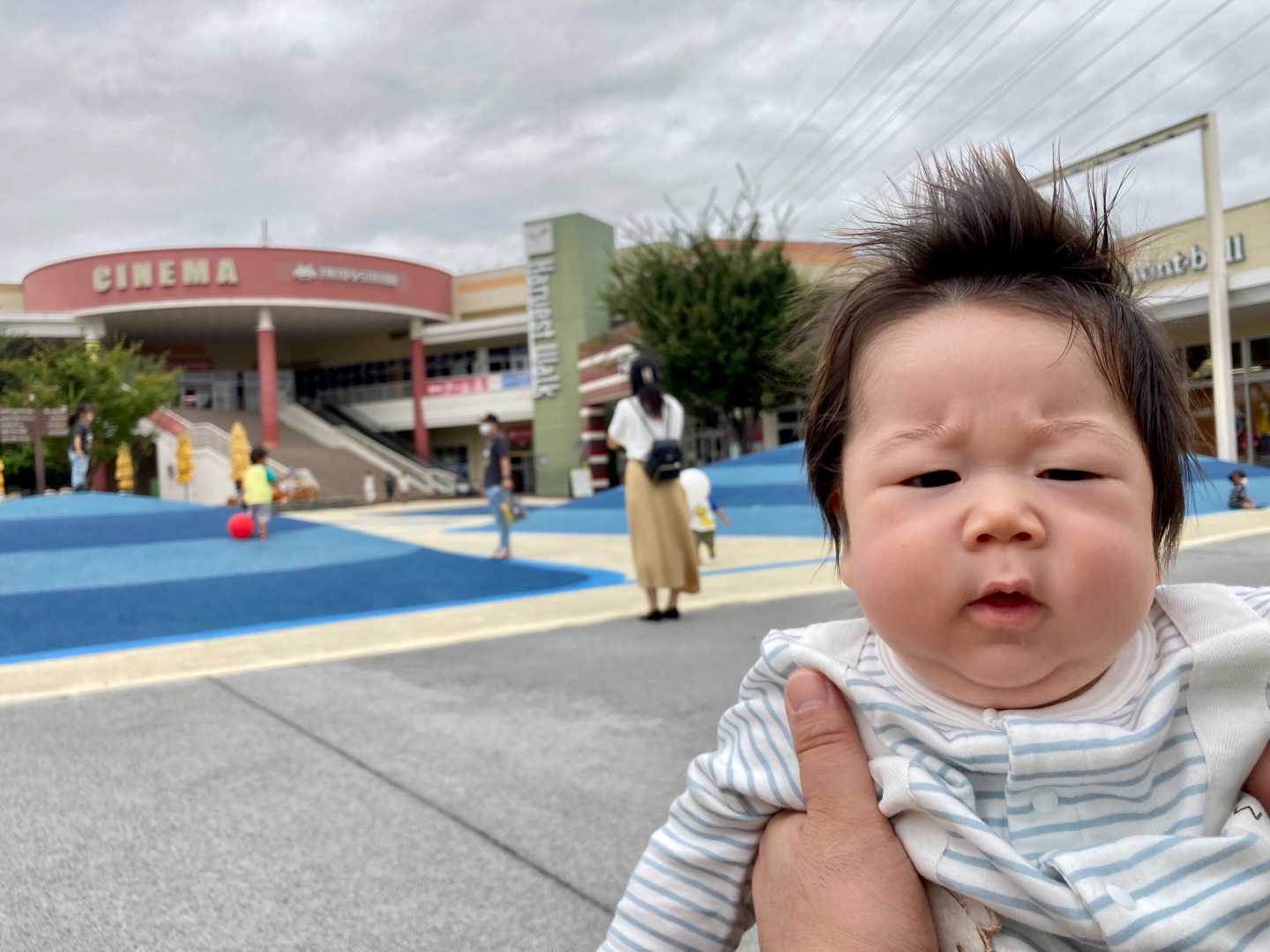 次女の赤ちゃん ３人でお買い物に行きました 行きの車の中で泣いちゃった でも到着する頃にはこのご様子 お出かけ疲れるよ 可愛い帽子を買いました ご機嫌斜めの時にかぶせちゃったから嫌がられてる でも可愛い Music Land 私の庭の花たち 楽天ブログ