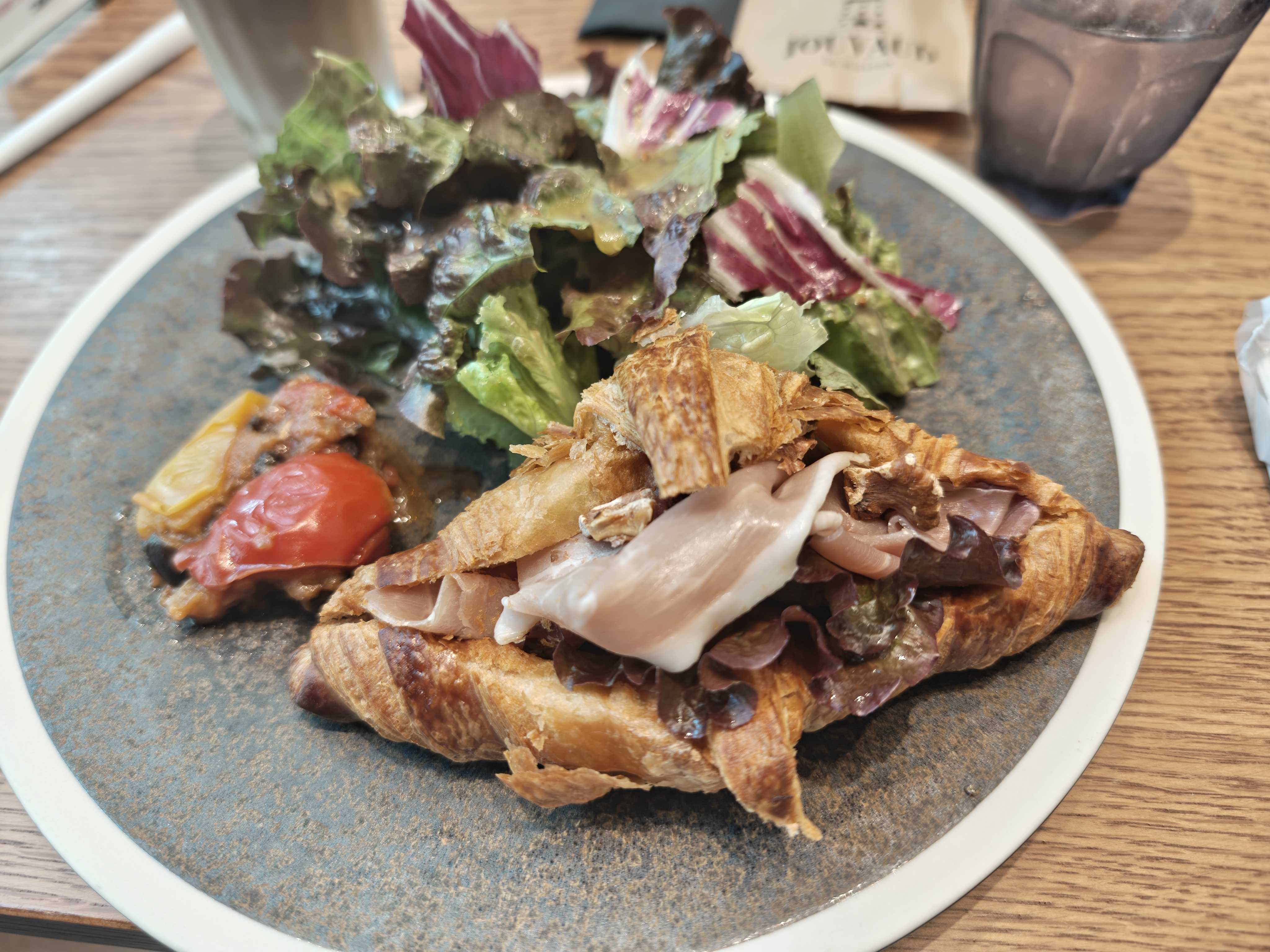 虎ノ門 パン屋 ラ メゾン ジュヴォー ランチ　クロワッサンサンドプレート　生ハム、くるみ