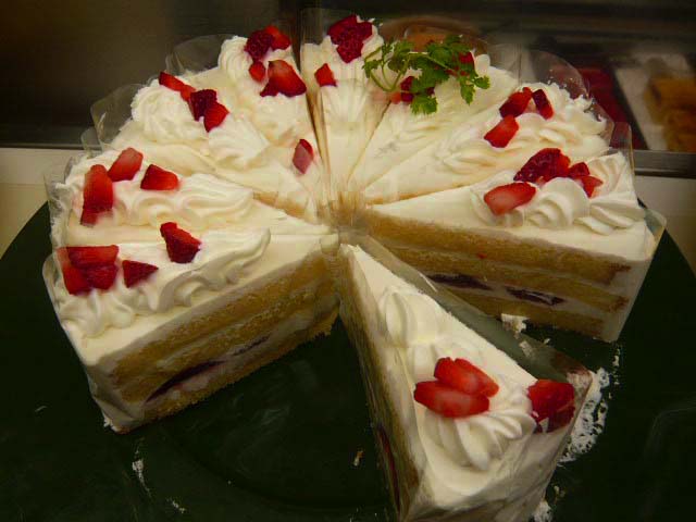 ビニール包装のショートケーキ
