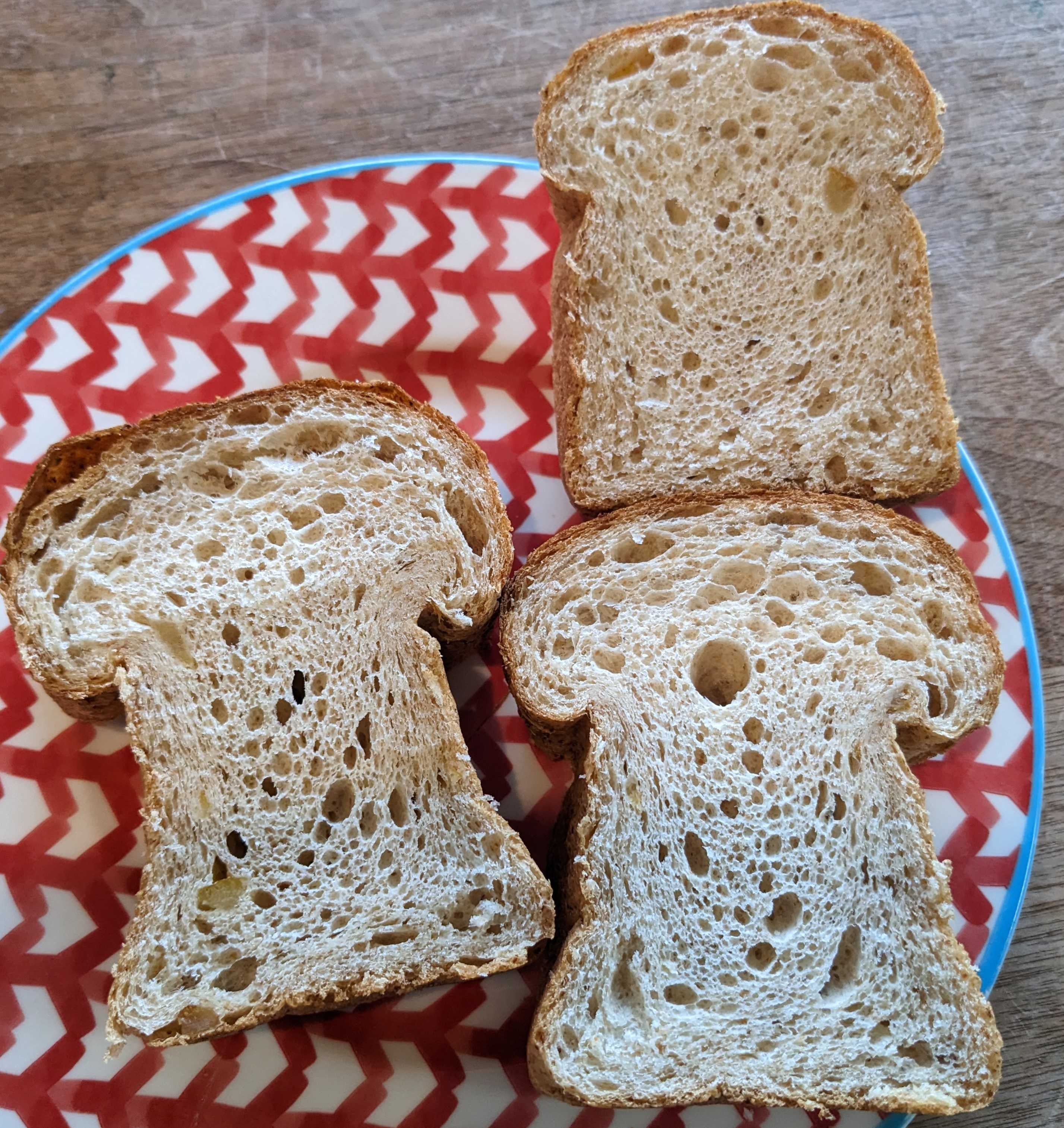 生瀬ヒュッテのパン　胚芽とゆずの山食パンの断面