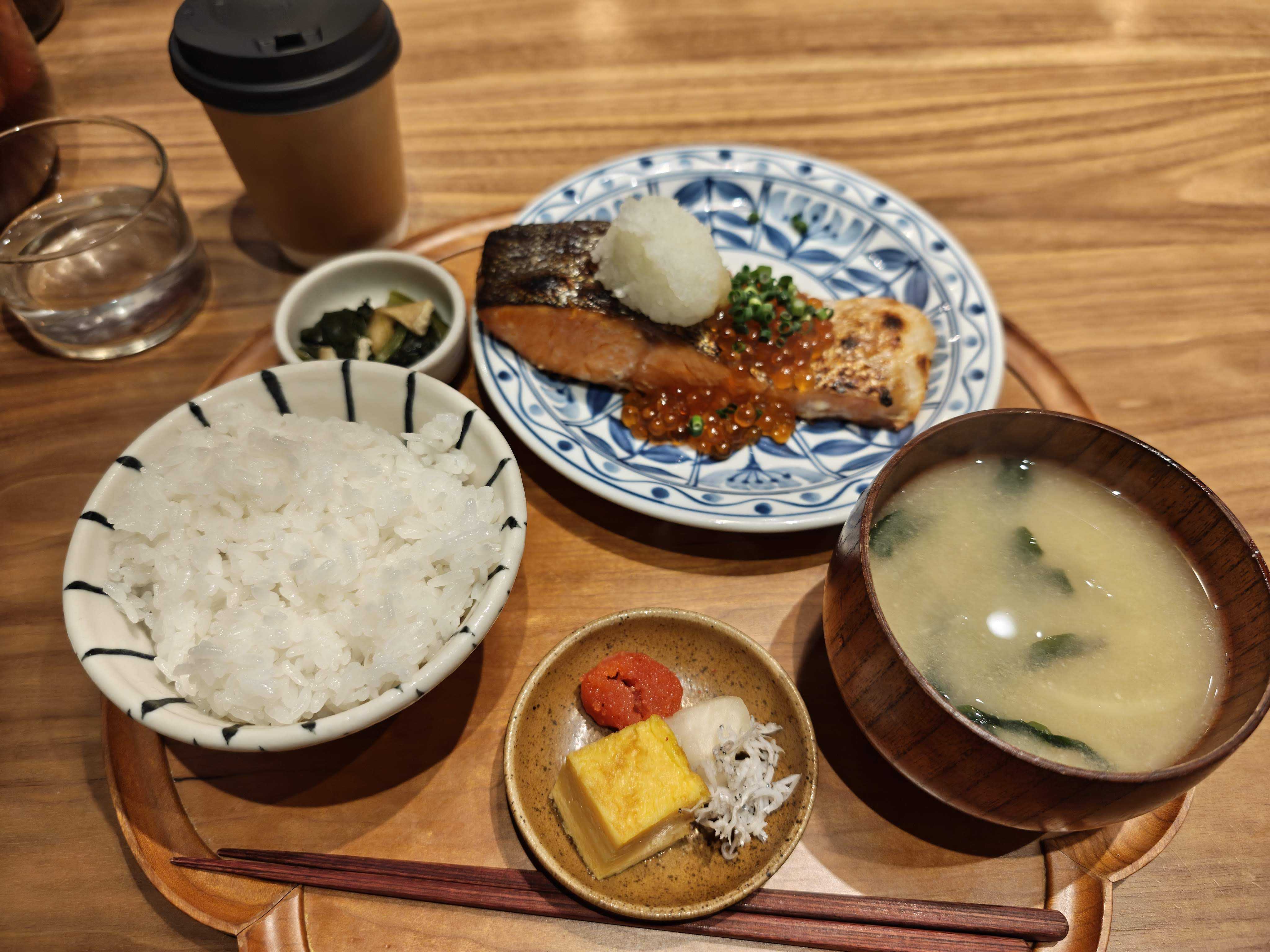 虎ノ門 楽㐂（ラッキー）　一人ランチ　銀鮭いくら定食