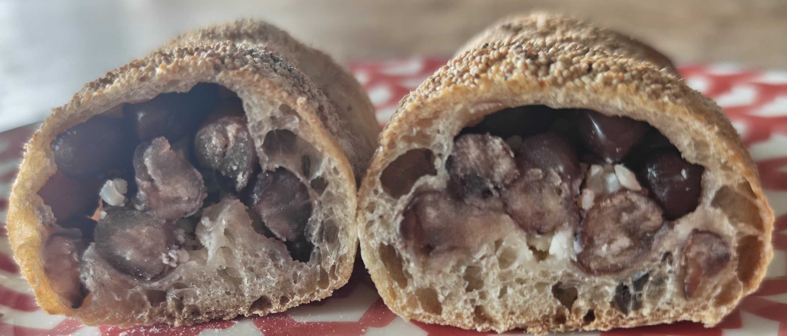 長崎県島原市ブーランジェリー 吉田パン　ロスパン　大納言小豆とクリームチーズの断面