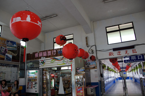 駅の売店と猫提灯