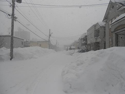 吹雪の住宅街