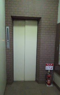 1F エレベーター