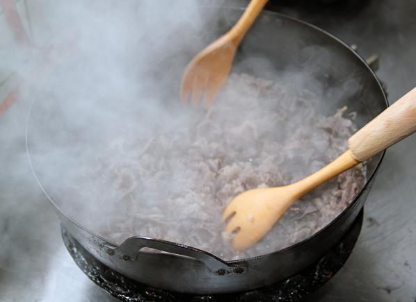 お肉を煮込んでいるところ2