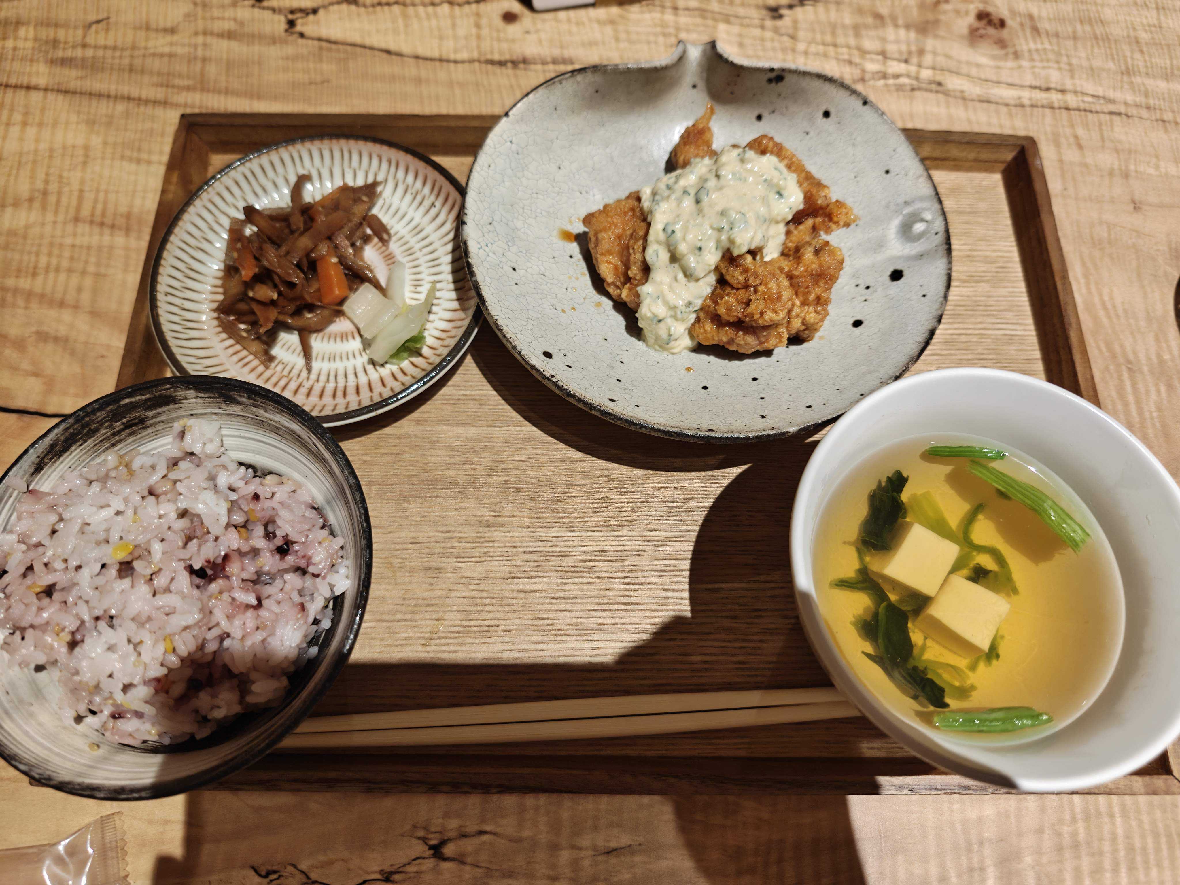 虎ノ門ヒルズ　Uké(ウケ)　ひとりランチ　チキン南蛮定食