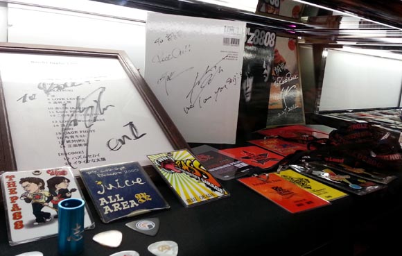 34 RBR Zeppなんば内 B'z展示 5.jpg