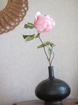 花瓶とバラ.jpg