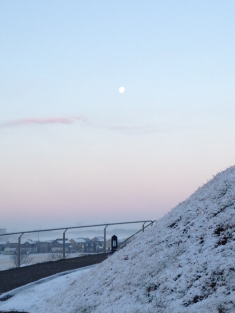 雪山と月.JPG