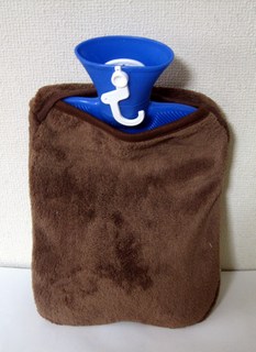 カバーに入れた湯たんぽ