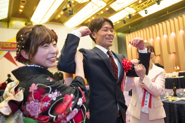女性騎手2人と