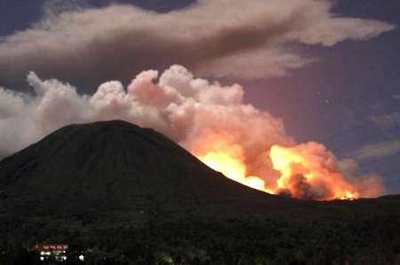 インドネシアのロコン山が噴火、.jpg