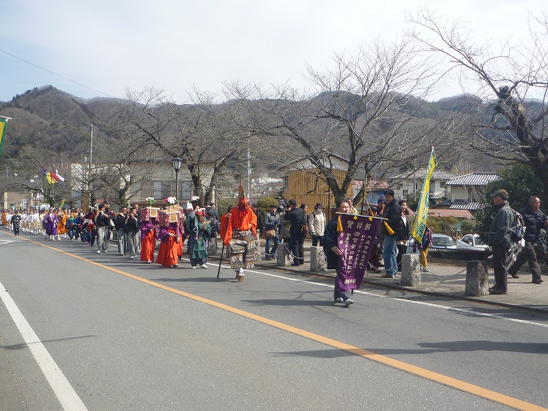 春浅き秩父路を行く行列。