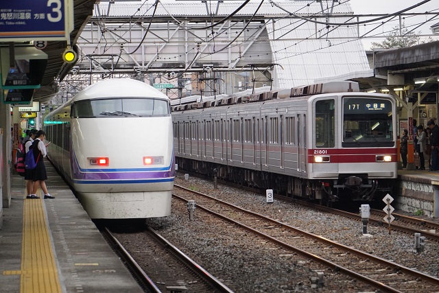 東武 乗り入れ車両の 並び in 春日部2