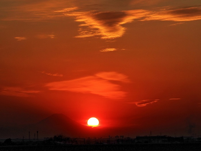 1.レンズ雲と夕陽.JPG