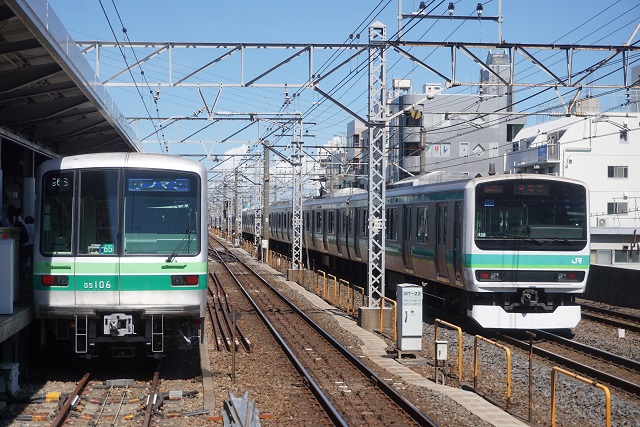 EF65 1102 町田 返却単機回送 & メトロ05系 綾瀬駅4