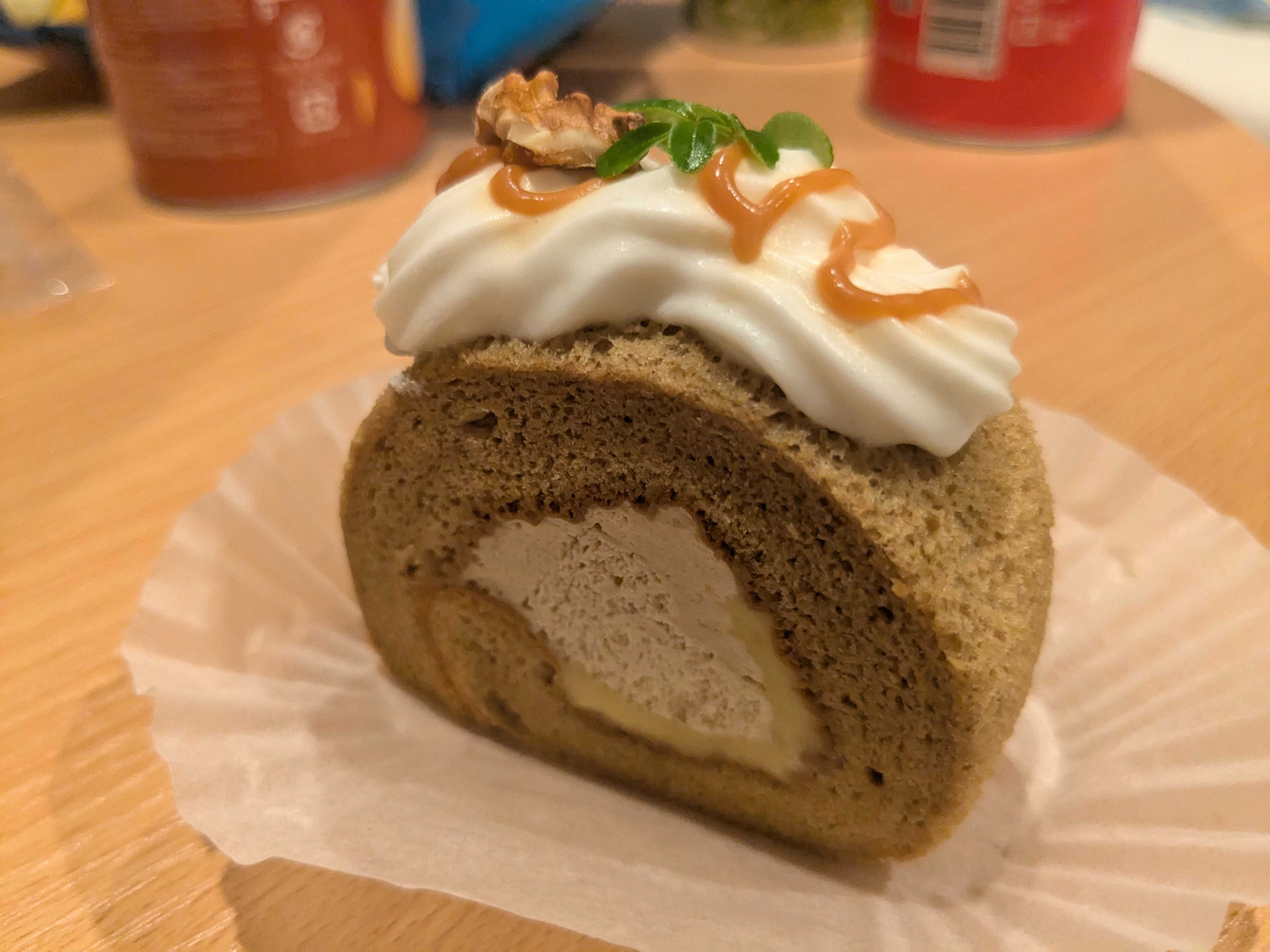 石垣島　八重山島菓子研究所　西表黒糖のロールケーキ