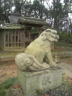 左側の狛犬さま２