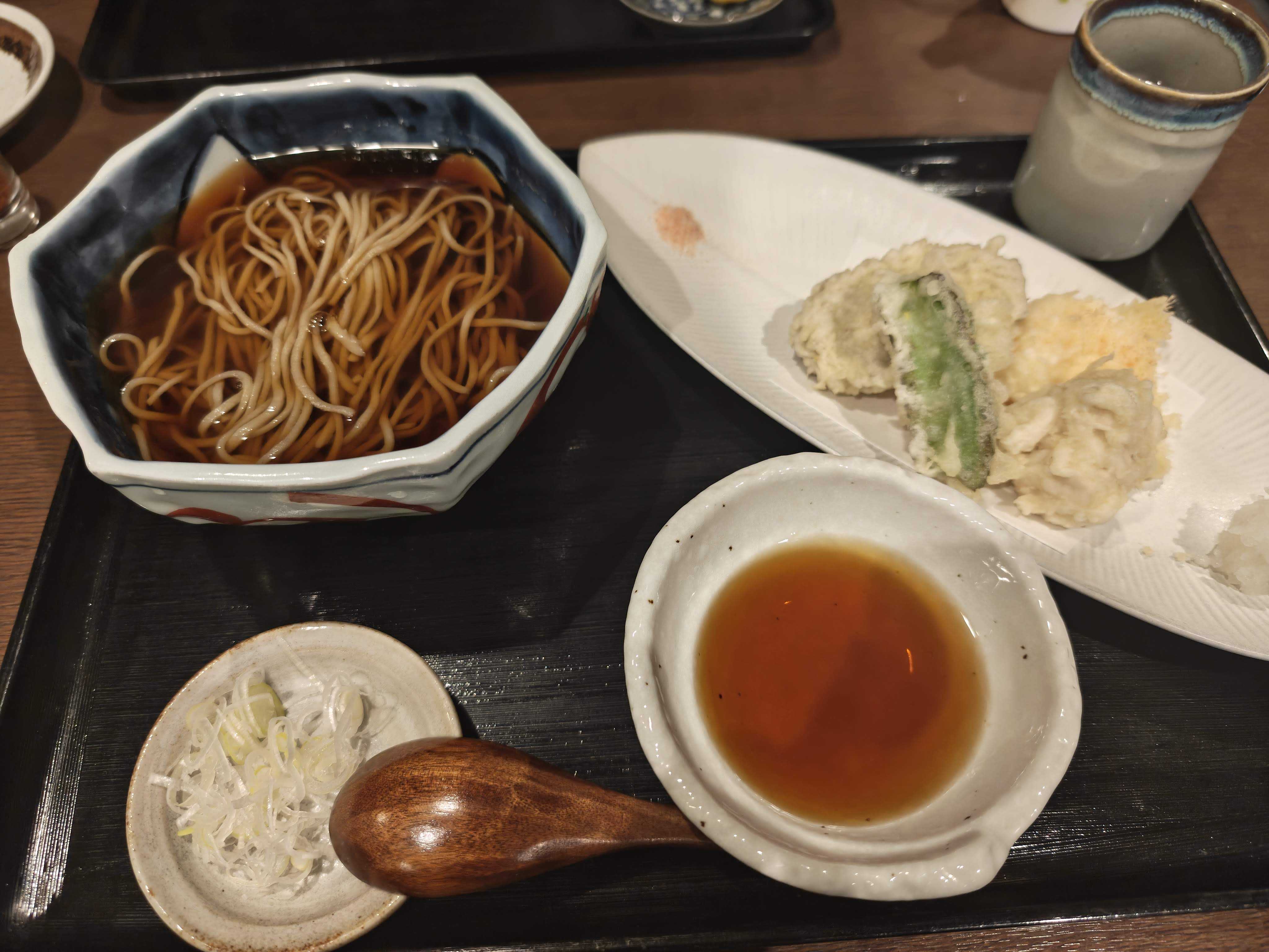 JR津田沼駅　ランチ　つだぬまや　タラ白子 ハーブえび 大浦ゴボウの天ぷらせいろ