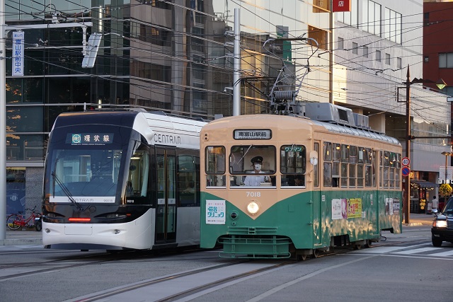 富山市内線 リバイバルカラ－7018 & 新旧 並び4