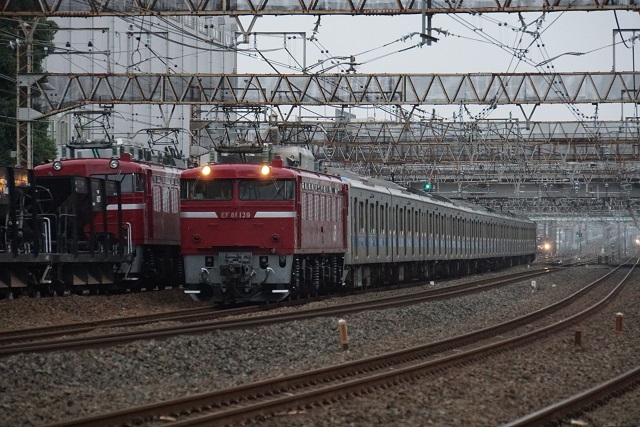 EF81 98牽引 水戸ホキ工臨 と EF81 139牽引 小田急4000形 配給の離合5