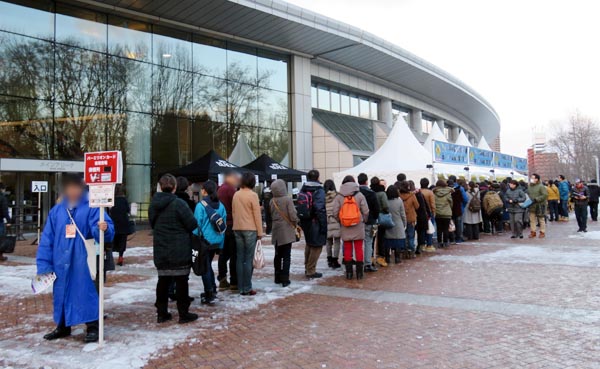 12 札幌 バーミリオンカード売場行列 初日 1543.JPG
