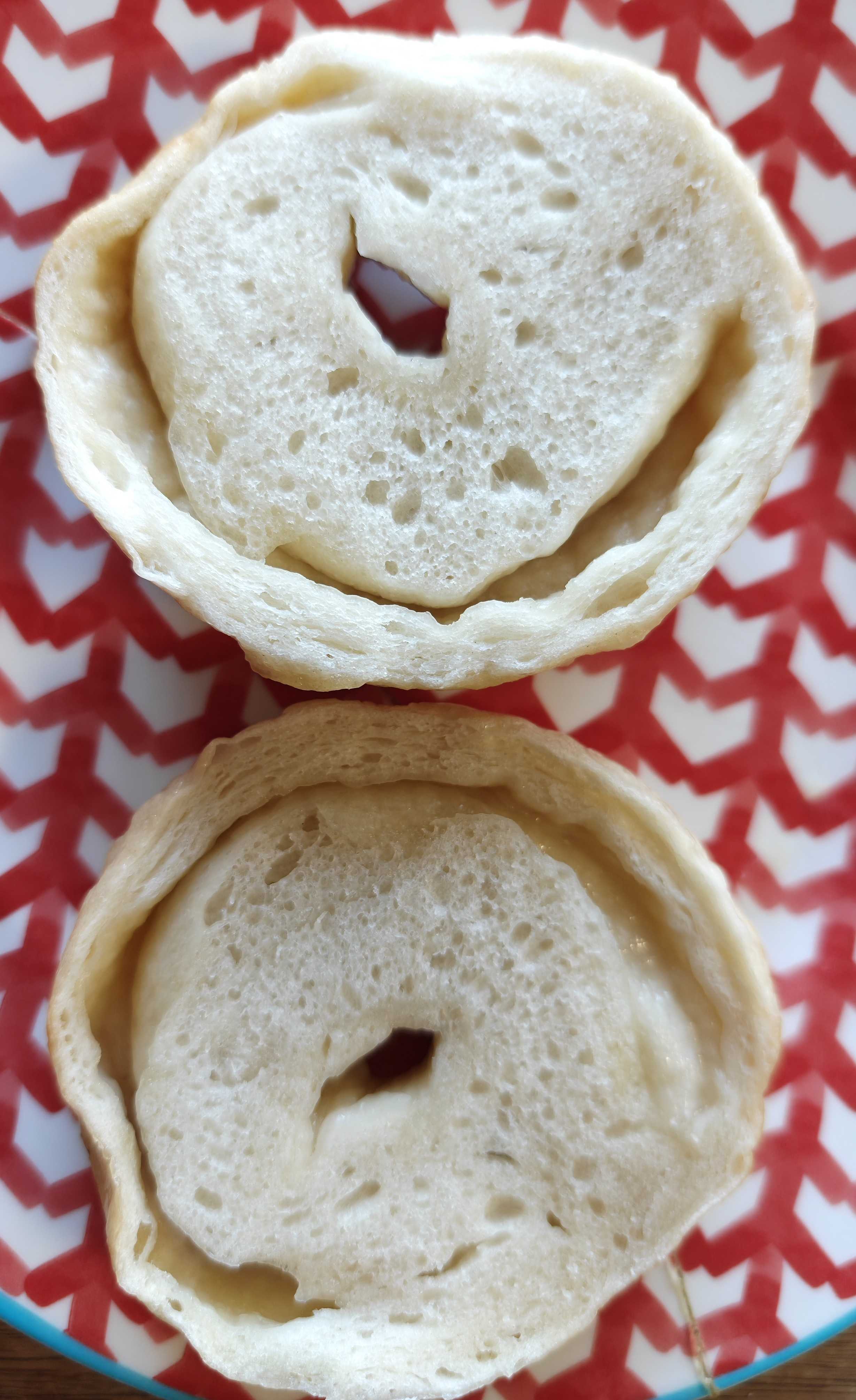 アカシアベーグル(acaciabagel) 通販　Forbidden pumpkin bean paste butter sandwich（禁断のかぼちゃあんバターサンド）　塩バターベーグルの断面