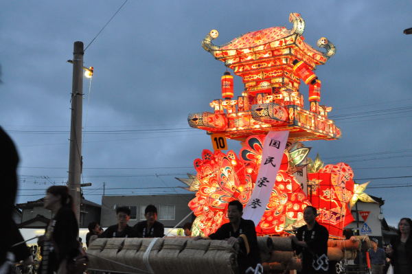 津沢夜高あんどん