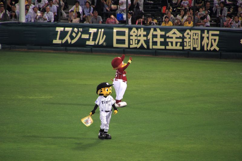 甲子園ナイター_005マスコット・トラッキーとクラッチ.jpg
