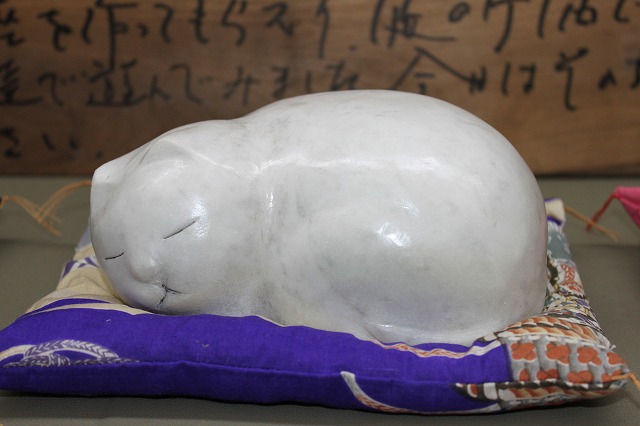 大理石の眠り猫