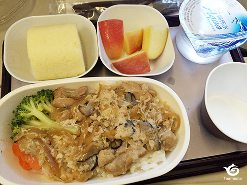 成田発の機内食。鶏肉はこちら