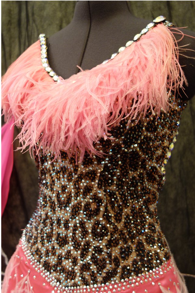 クチュール・イヴォンヌ・シュテファン制作のヒョウ柄＆ピンクの羽びっしりのモダンドレス | Atelier Casablanca -ダンスドレス