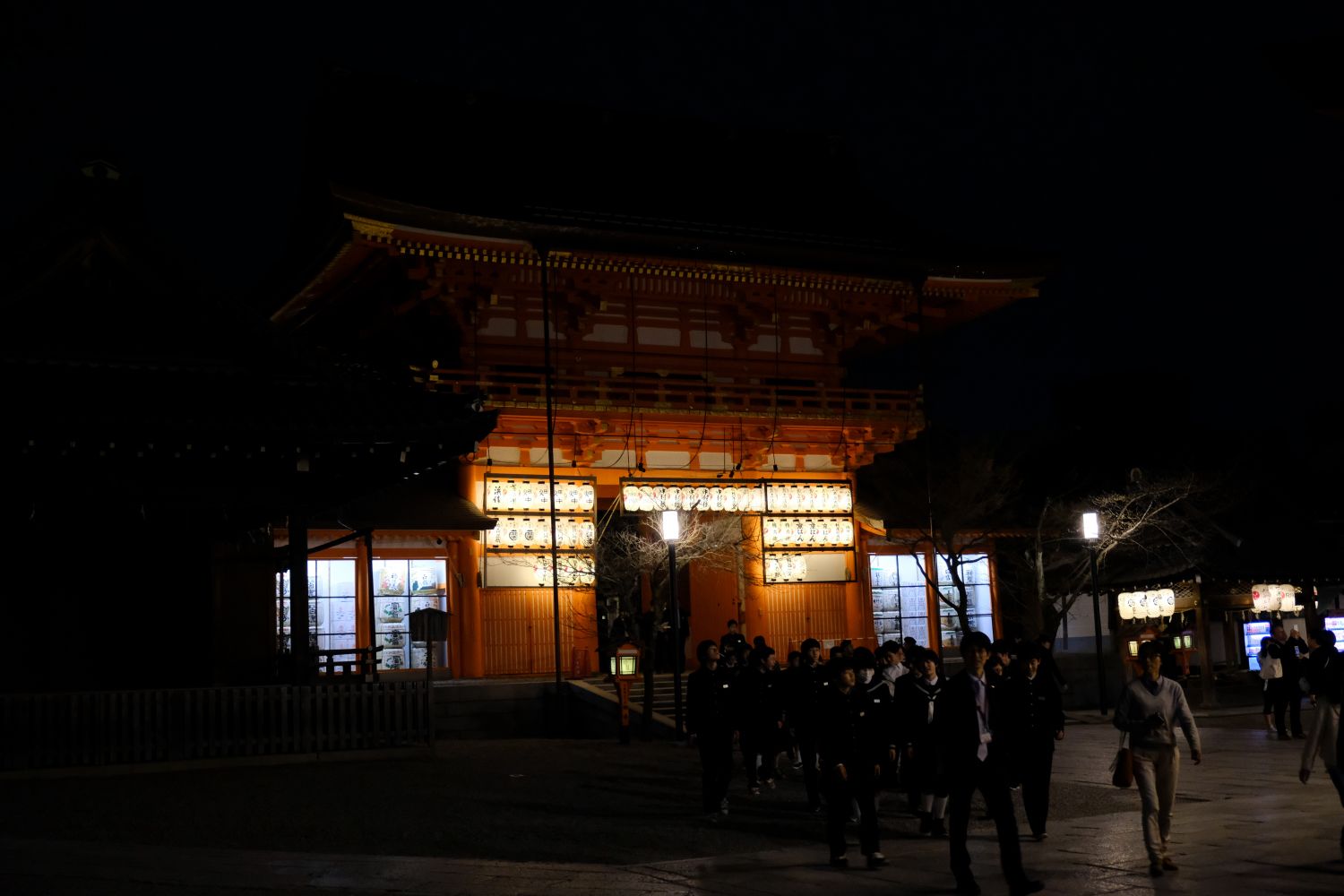 弥生なかばの京都へ1１ 夜の八坂神社 京都タワー 南風のメッセージ 楽天ブログ