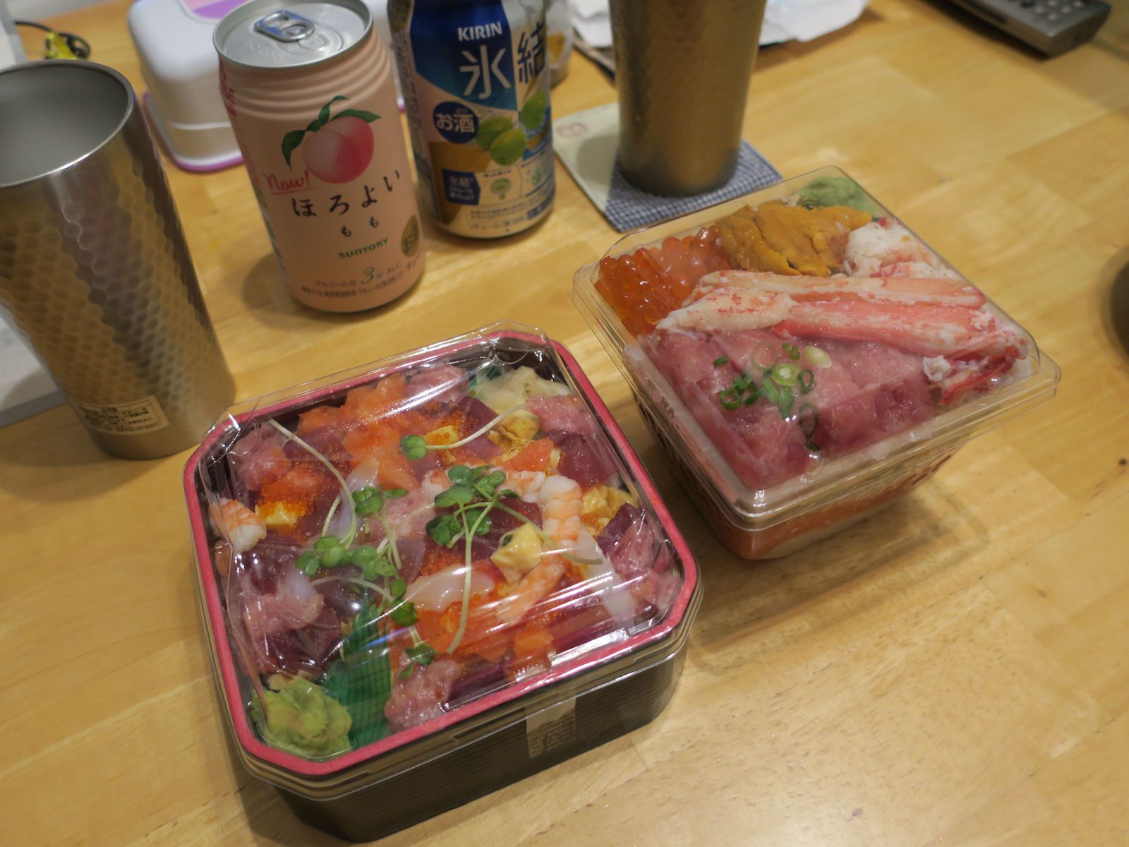 知床鮨のばらちらし¥1,080、タキモトの贅沢ミルフィーユ丼¥2,268