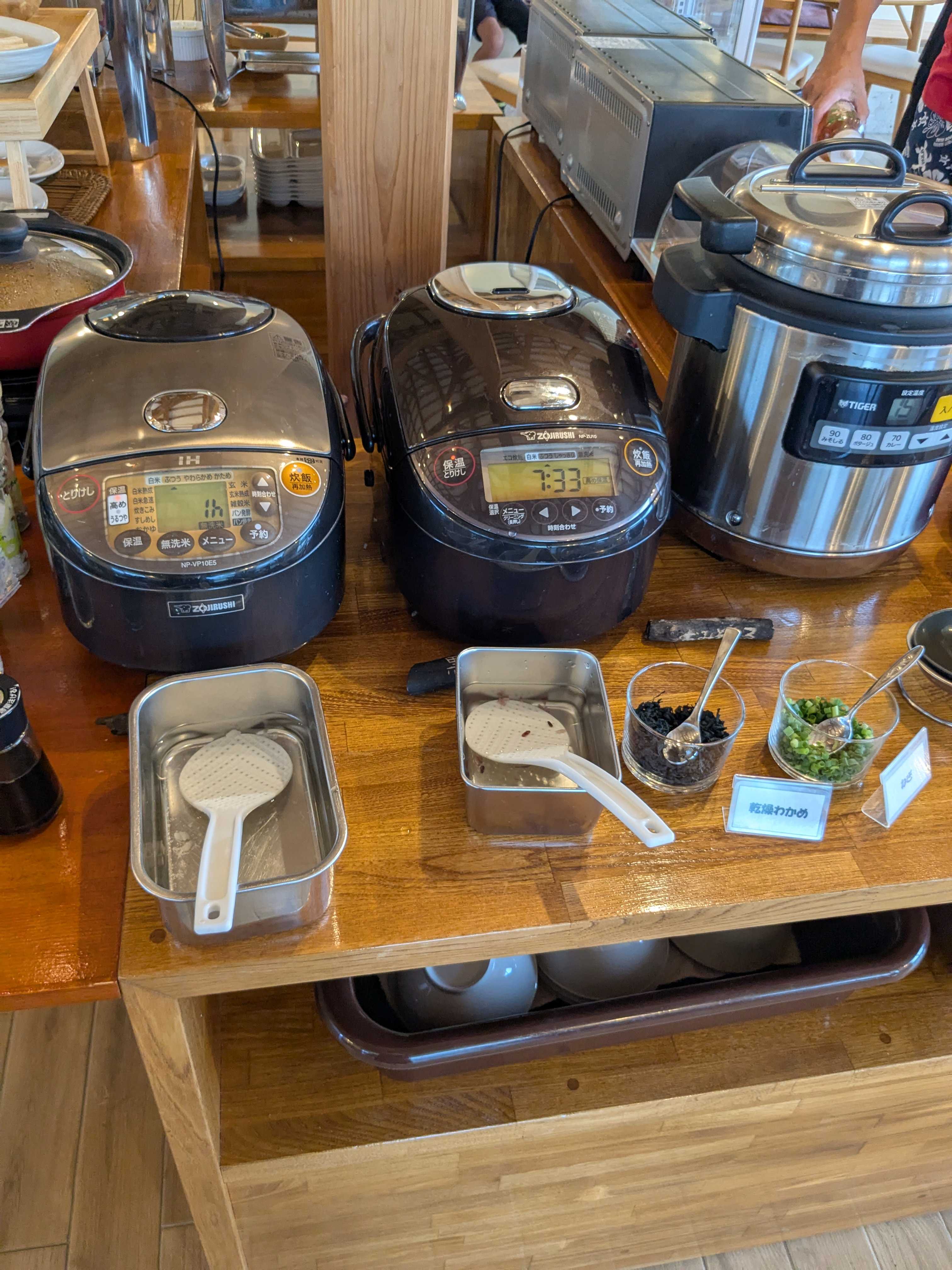 西表島　ヴィラうなりざき　朝食ビュッフェ　メニュー内容　御飯、みそ汁