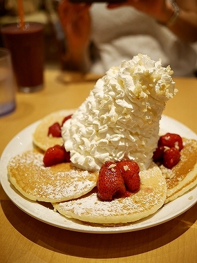 エッグスンシングス　パンケーキ　いちご