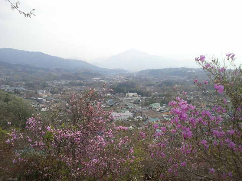 山頂から観る武甲山。