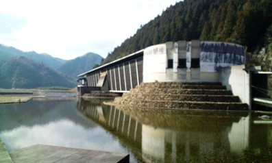 水の国池側から